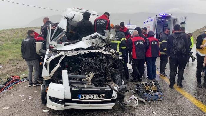 Sivas’ta Servis Aracı İle Tır Çarpıştı: 4 Ölü, 1’i Ağır 3 Yaralı