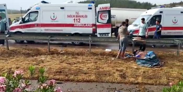 Tarım İşçilerini Taşıyan Minibüs Hafriyat Kamyonu İle Çarpıştı: 1 Ölü, Çok Sayıda Yaralı Var