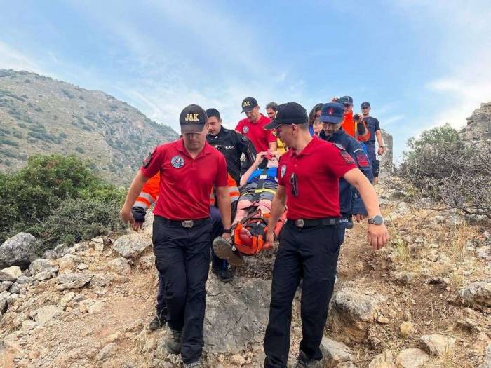 Yaralı Turisti İki Saat Sedye İle Taşıdılar