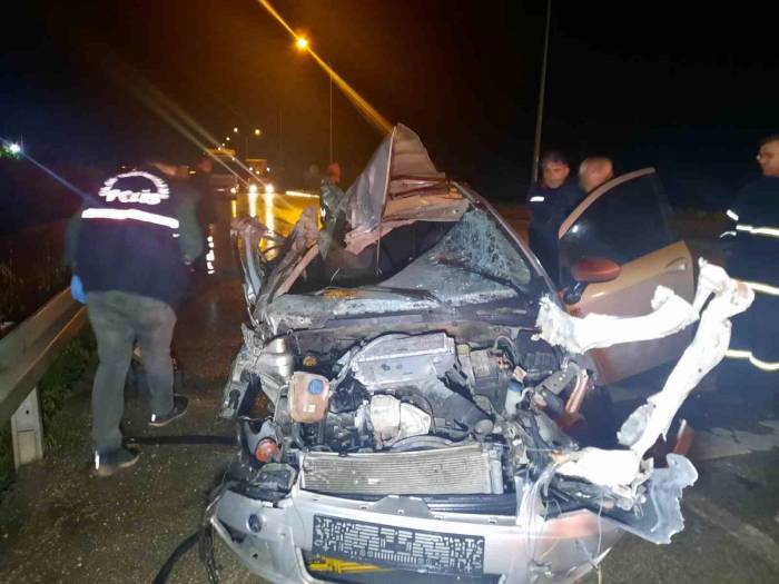 Tıra Arkadan Çarpan Otomobilin Sürücüsü Yaralı Arkadaşlarını Bırakıp Kaçtı