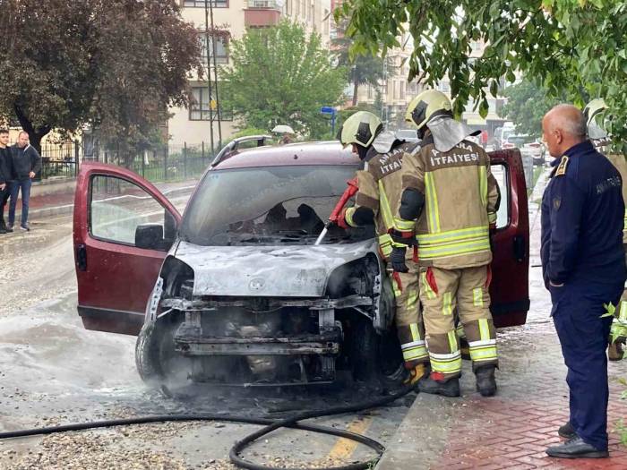 Ankara’da Korkutan Yangın: Kontağı Çevirdi, Araba Alev Aldı
