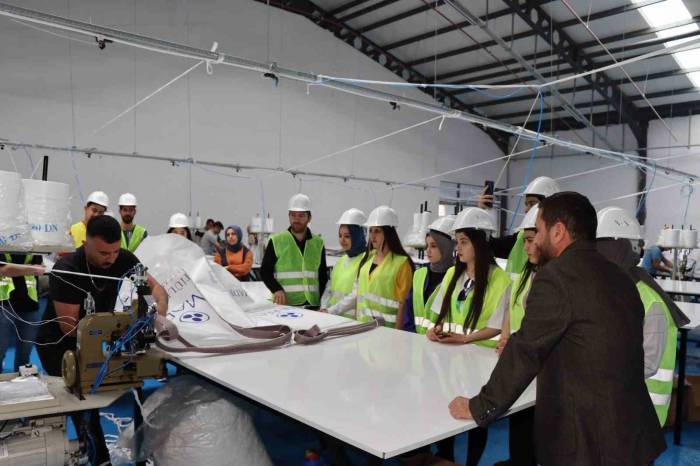 Üniversite Öğrencileri Çuval Fabrikasında İncelemelerde Bulundular