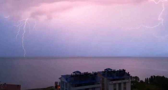 Van Gölü Üzerinde Çakan Şimşekler Görsel Şölen Oluşturdu