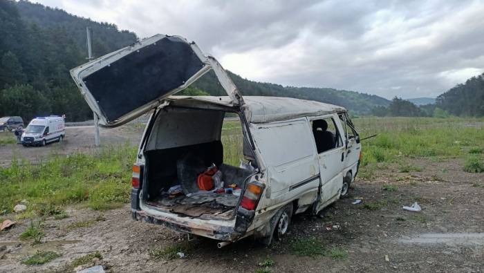 Minibüs Kontrolden Çıktı, Defalarca Takla Attı: 2 Yaralı