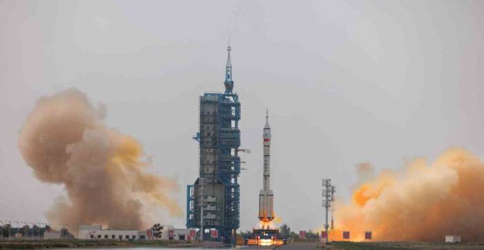 Çin, Uzaya İlk Sivil Astronotu Gönderdi