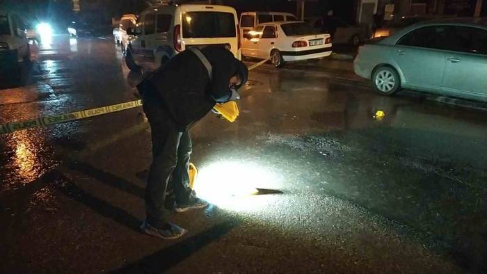 Otomobil İle Geldikleri İş Yerini Kurşuna Tuttular