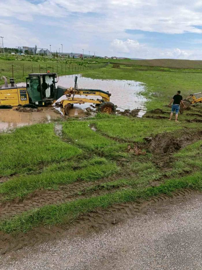 Çorum’da Sele Müdahale Eden İş Makinesi Toprağa Saplandı