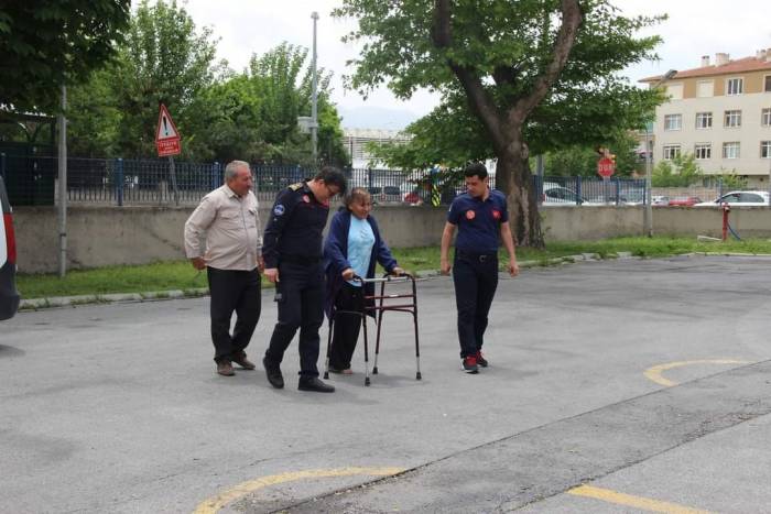 Tek Ayakları İle Kendilerini Kurtaran Ekipleri Ziyaret Ettiler