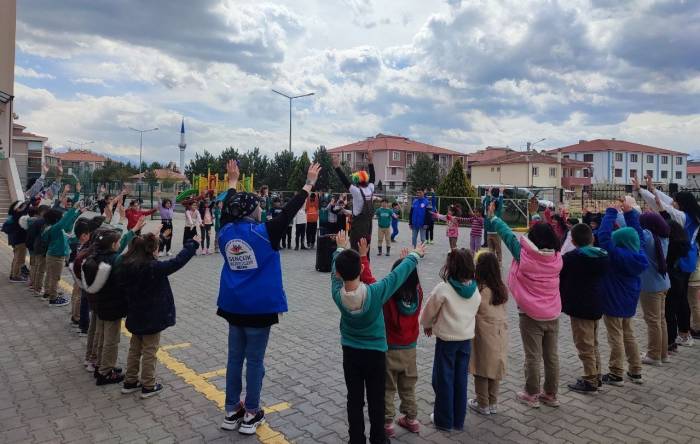 Minik Öğrencilere Palyaço Sürprizi