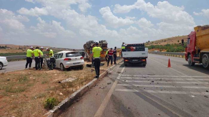 Asfalt Döküm Kamyonu İle Otomobil Çarpıştı: 1 Ölü, 1 Yaralı