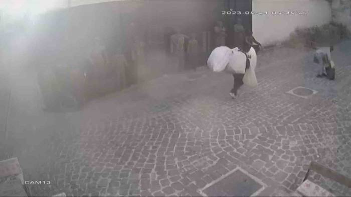 Trafodan Çaldığı Eşyalarla Kameralara Yakalandı