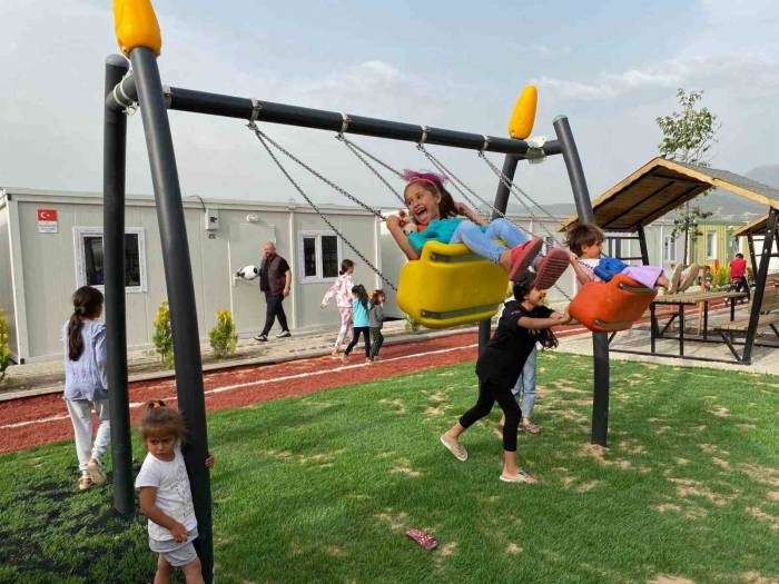 Osmaniye’de Çocuklar Gülsün Diye Konteyner Kente Çocuk Parkı