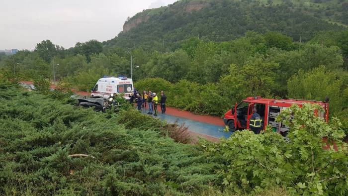 Kontrolden Çıkan Cip Bariyeri Kırıp Bisiklet Yoluna Uçtu