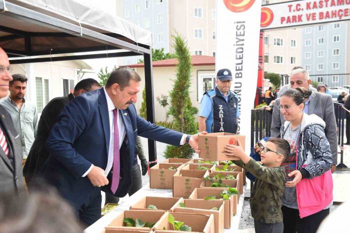 Belediyenin Seralarında Yetiştirilen 180 Bin Fide Vatandaşlara Ücretsiz Dağıtıldı