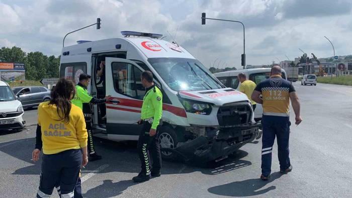 Ambulansla Otomobil Çarpıştı: 2 Ambulans Personeli Yaralandı