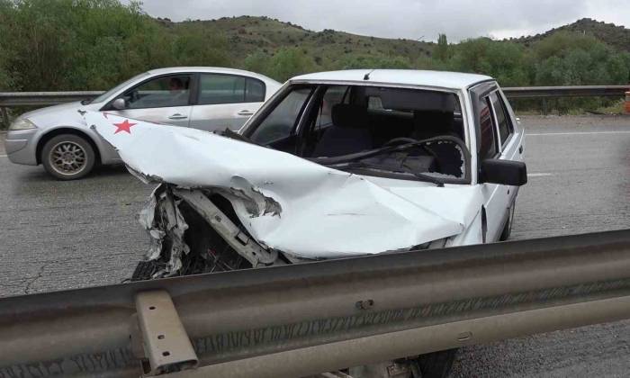 Kırıkkale’de Otomobil Bariyerlere Çarptı: 4 Yaralı