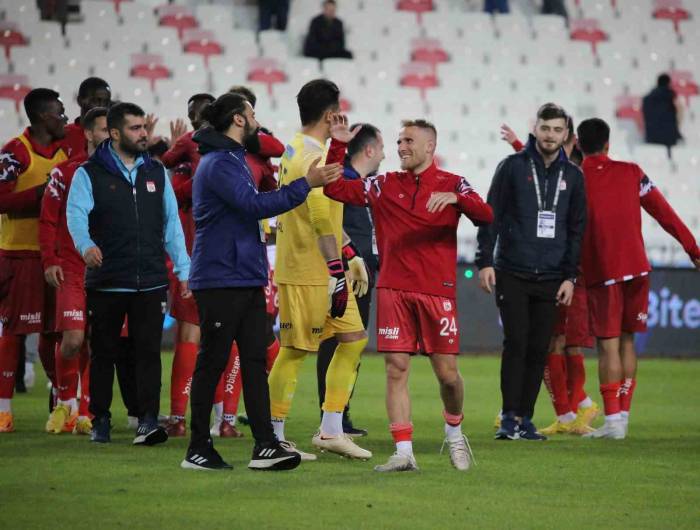 Süper Lig’de Kalmayı Garantileyen Sivasspor’da Büyük Sevinç