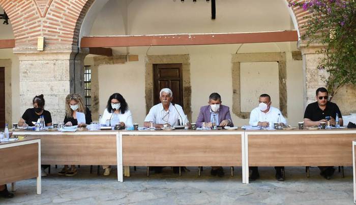 Kuşadası Belediye Meclisi’nde Bayrak Değişimi