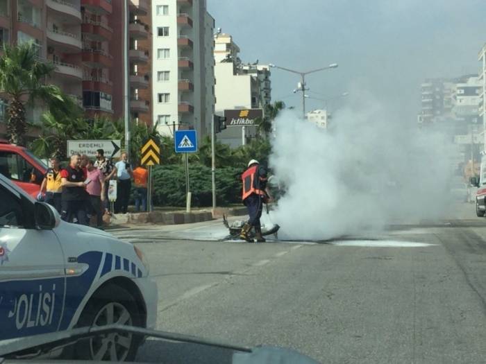 Otomobile Çarpan Motosiklet Alev Alev Yandı