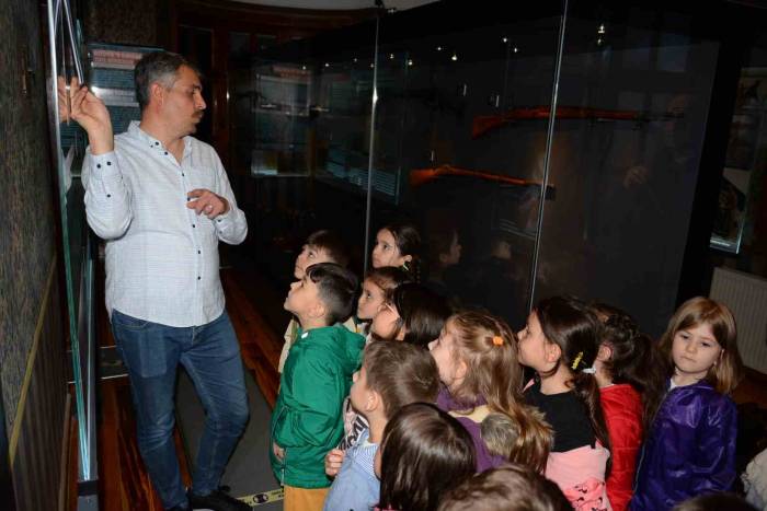 Minik Öğrenciler Radyo Sergisi’ni Ziyaret Etti