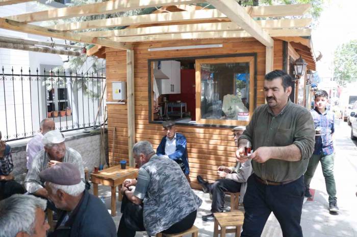 Depremde Çayhanesini Kaybetti Yeniden Ayağa Kalkıp Hizmete Başladı