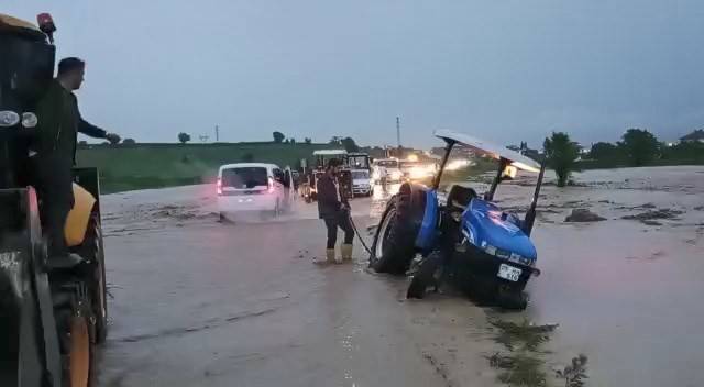 15 Dakikalık Yağış Vezirköprü’de Hayatı Felç Etti