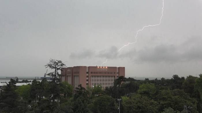 Samsun’da Sağanak Yağış Yolları Göle Çevirdi