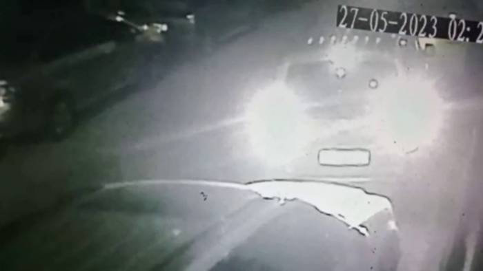 Sultangazi’de Lüks Araca Çarpıp Kaçtılar: O Anlar Kamerada