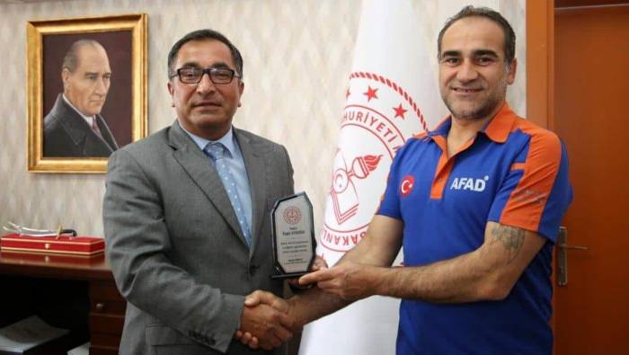 Afet Müdürlüğü Personeline Plaket