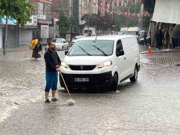 Başkent’te Sağanak Yağış: Yenişehir Pazarı Önü Sular Altında Kaldı, Vatandaşlar Zor Anlar Yaşadı