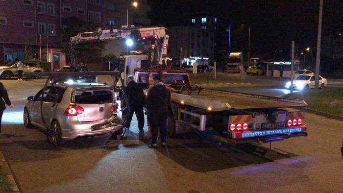 Kamyonet Kavşakta Otomobille Çarpıştı: 3 Yaralı