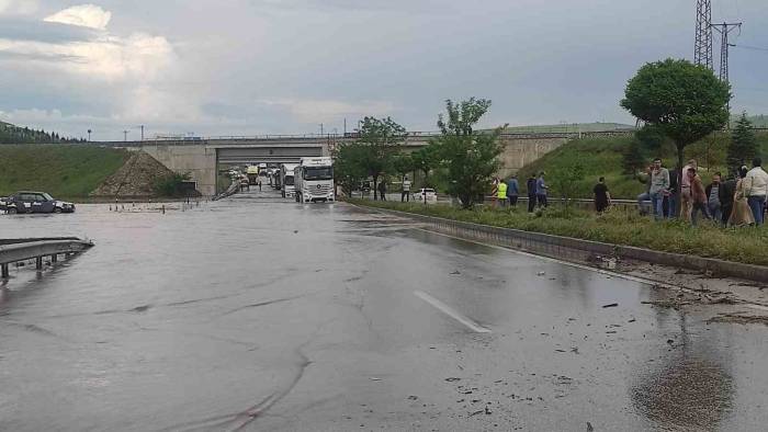 Afyonkarahisar-izmir Karayolu Yağış Nedeniyle 1 Saat Ulaşıma Kapandı