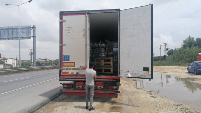 Kaza Yapan Araçlara Çarpmamak İçin Fren Yapan Tırın Dorsesindeki Alkoller Yola Döküldü