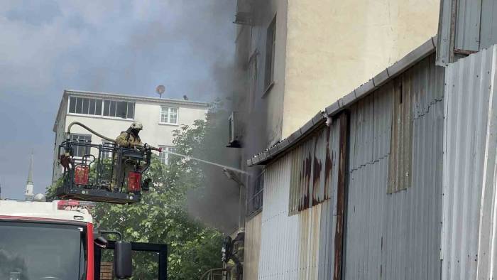 Arnavutköy’de Lastik Deposunda Çıkan Yangın Paniğe Neden Oldu