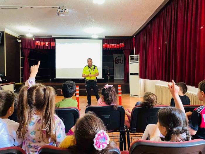 Sason’da Minik Öğrencilere Temel Trafik Eğitimi Verildi