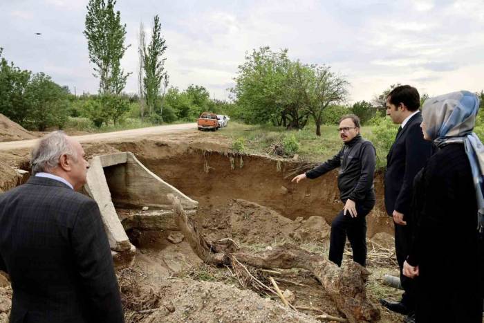 Vali Kızılkaya, Selde Hasar Alan Köyleri Ziyaret Etti