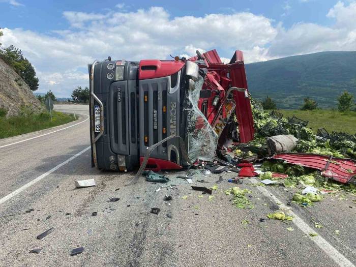 Bolu’da 2 Tır Çarpıştı, Biri Devrildi: 1 Yaralı