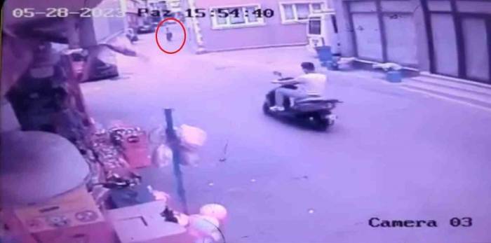 Şaka Gibi...boş Yolda Motosiklet Ve Bisiklet Kafa Kafaya Böyle Çarpıştı