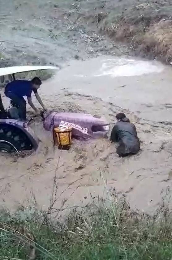 Sele Kapılan Traktörü Kurtarmak İsterken Az Daha Canından Oluyordu