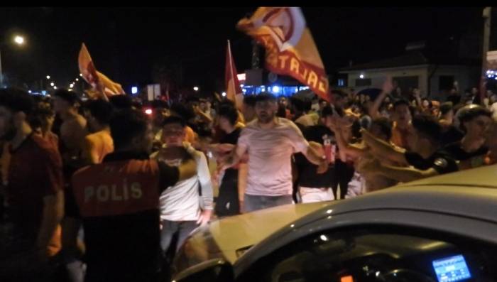 İlaçlama Aracıyla Şampiyonluk Kutlaması Yapan Taraftarların Arasına Daldı