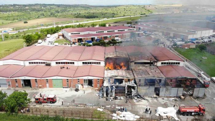 Edirne’de Mobilya Deposundaki Yangın Söndürüldü
