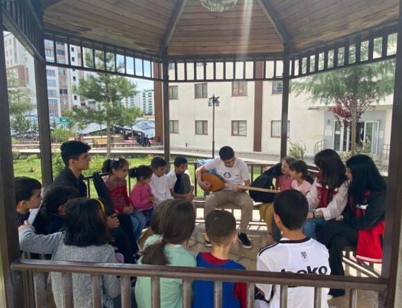 Elazığ’da Depremzede Çocuklar Yalnız Bırakılmıyor