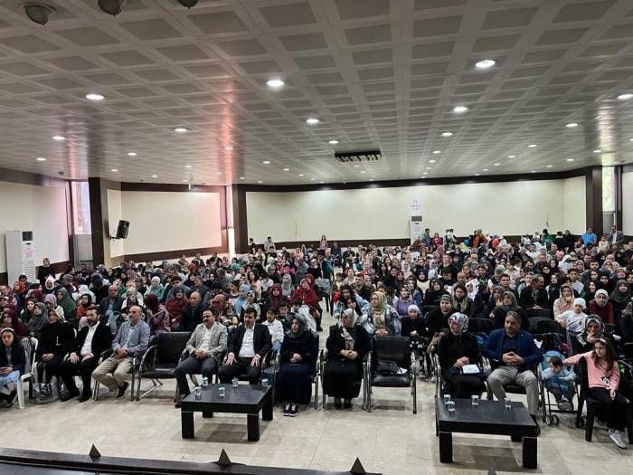 Gediz’de Minik Kur’an Kursu Öğrencilerinden Yıl Sonu Gösterisi