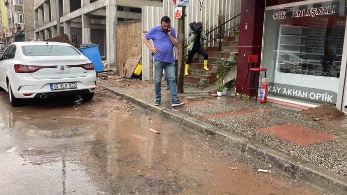 İzmir Çiğli’yi Vuran Yağış Sonrası Esnaftan Belediyelere İsyan