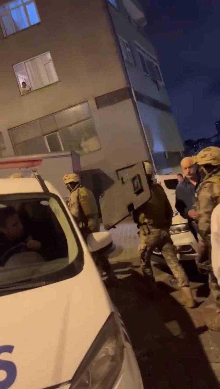İstanbul’da Satırlı Koca Dehşeti: Eşini Ve Çocuklarını Rehin Aldı