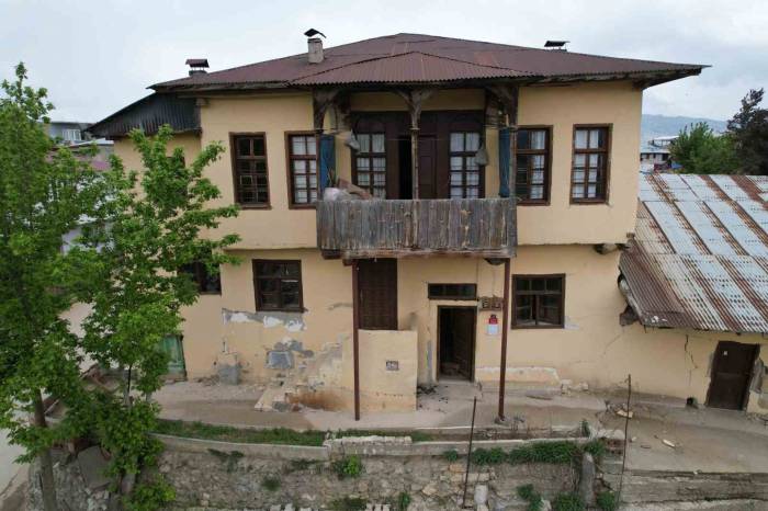 Tescilli Asırlık Konak Da Depremde Zarar Gördü