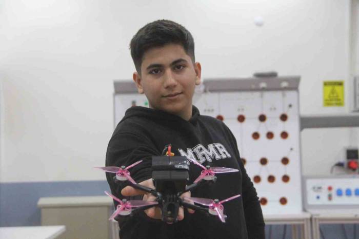 Depremden Dolayı Yarım Kalan Hayalini Elazığ’da Gerçekleştirdi, Güneş Enerjili Yarış Dronu Yaptı