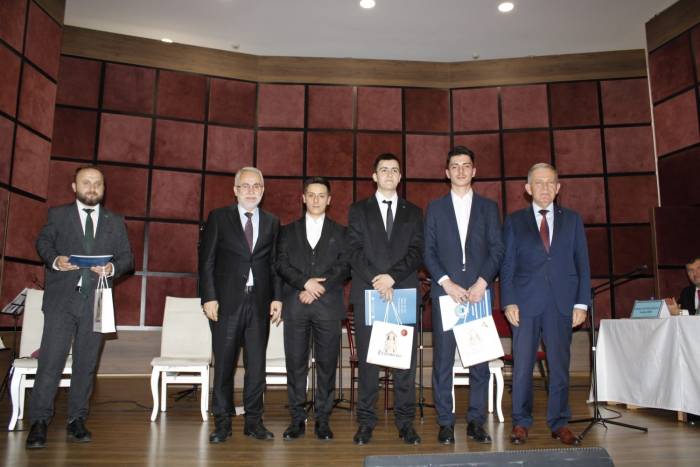 Ezbere 40 Hadis Okuma Yarışmasında Dereceye Giren Öğrencilere Ödülleri Verildi