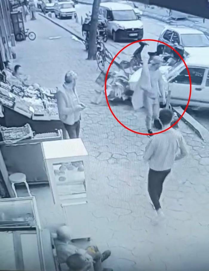 Otomobilin Altında Kalmaktan Saniyelerle Kurtuldu, Rahat Tavırları Dikkat Çekti