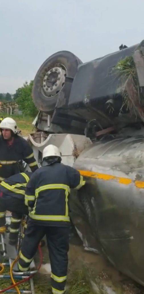 Kırklareli’de Otomobil İle Tanker Çapıştı: Tanker Sürücüsünü Sıkıştığı Yerden İtfaiye Ekipleri Kurtardı